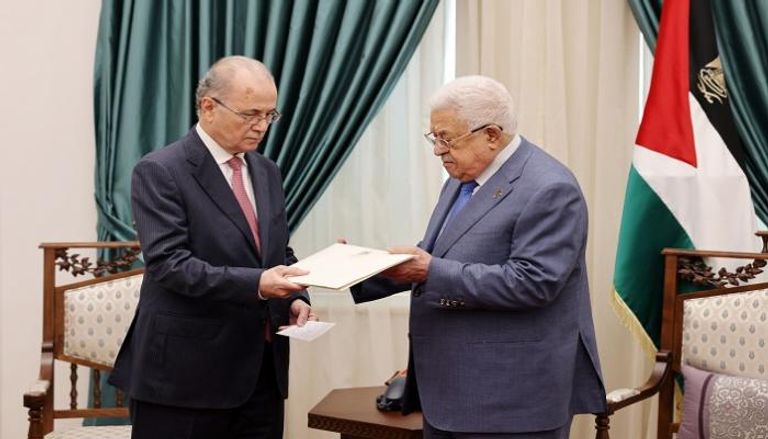 رئيس الوزراء الفلسطيني يقدم تشكيل الحكومة للرئيس محمود عباس
