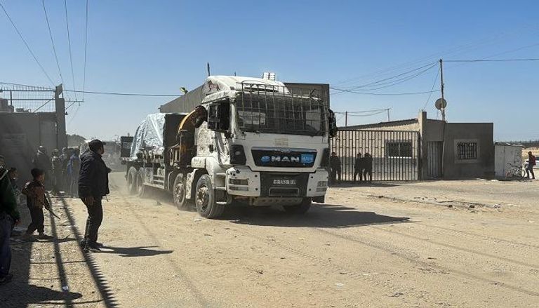 شاحنة تحمل مساعدات تدخل غزة عبر معبر كرم أبو سالم