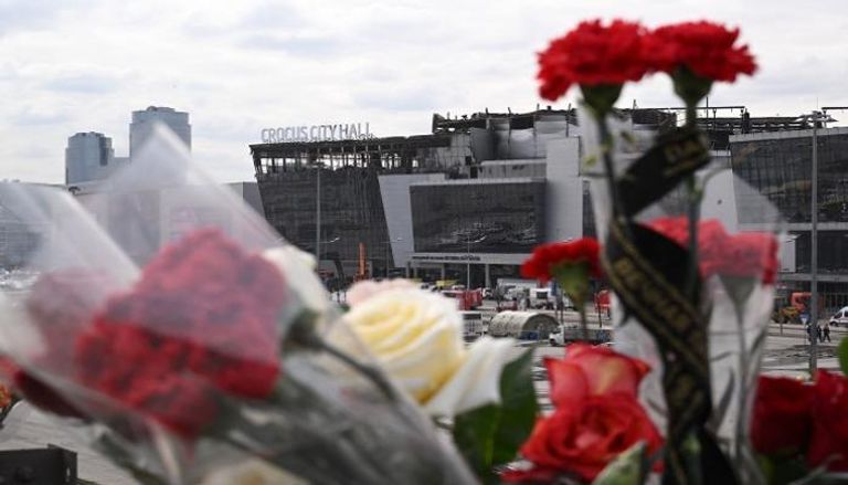 وضع الزهور قرب قاعة الاحتفالات التي شهدت الهجوم الدامي في موسكو