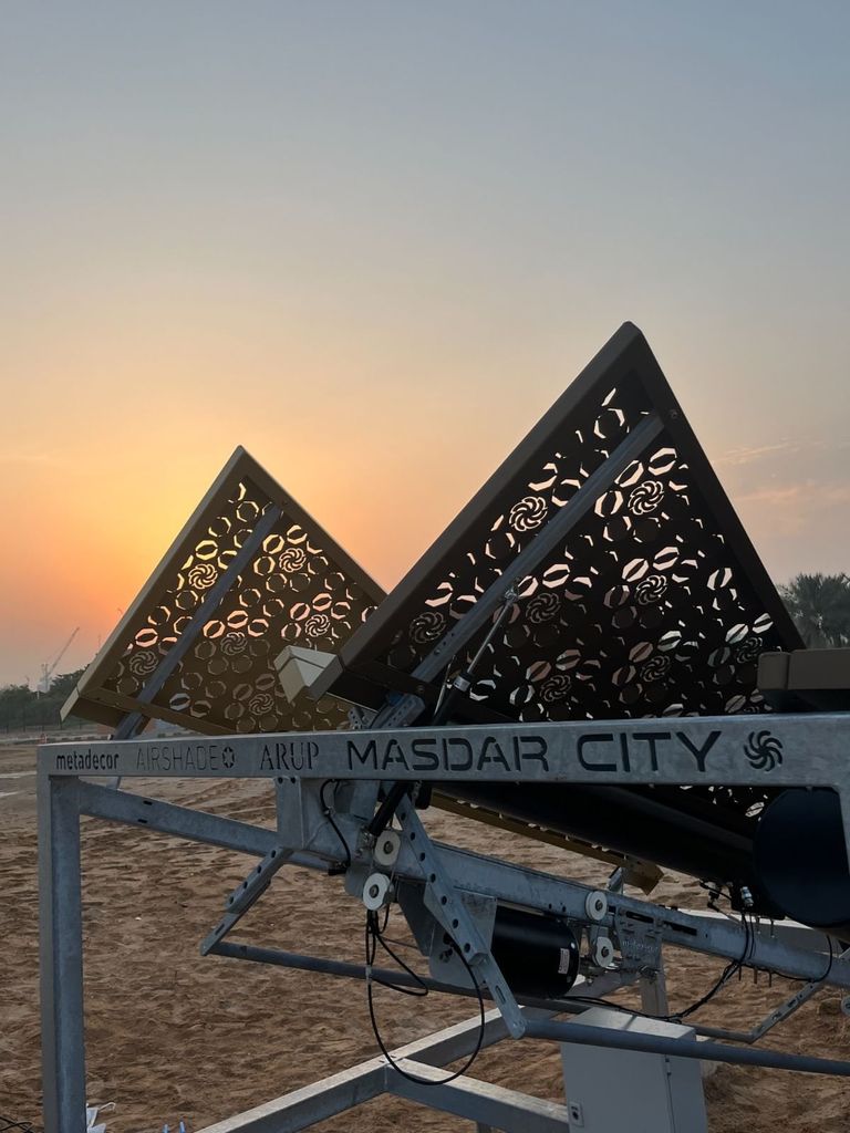 مدينة مصدر تختبر أول نظام تظليل يعمل بالهواء في العالم