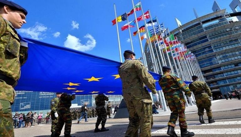 جنود يحملون علم الاتحاد الأوروبي