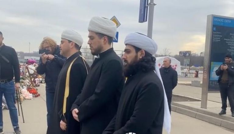 أئمة مسلمون أمام المجمع 