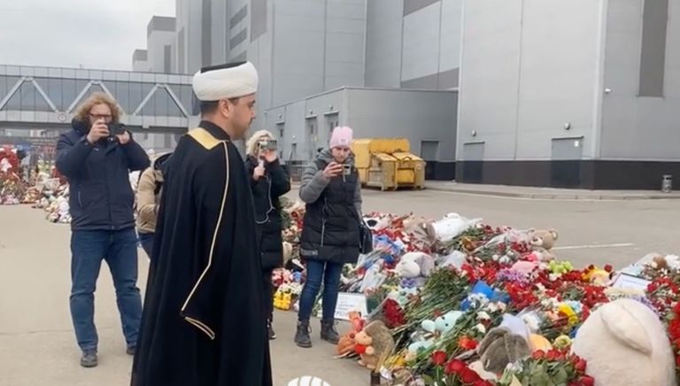 أئمة مسلمون أمام المجمع