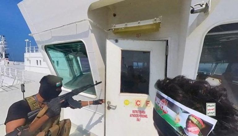 مقاتلون حوثيون يفتحون باب قمرة القيادة على متن سفينة الشحن غالاكسي ليدر 