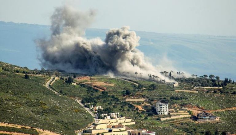 الدخان يتصاعد من قرية لبنانية على حدود إسرائيل