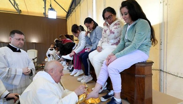 البابا فرنسيس يغسل أقدام السجينات - رويترز