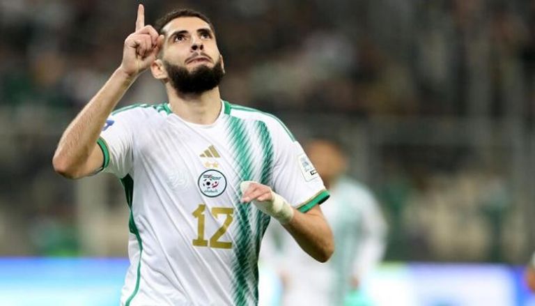 ياسين بنزية نجم منتخب الجزائر