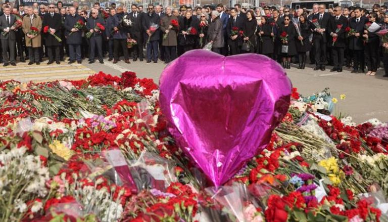 جانب من مراسم أقيمت في موسكو حدادا على ضحايا الهجوم الإرهابي 