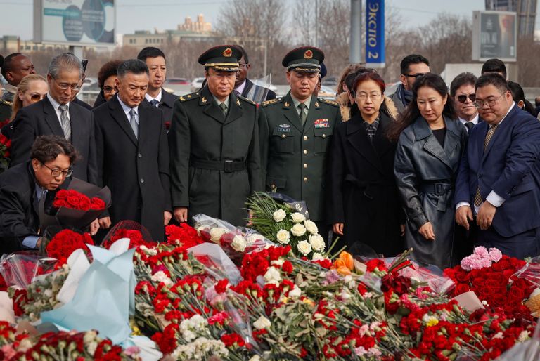 السفراء وموظفو البعثات الدبلوماسية الأجنبية يحضرون حفل وضع الزهور تكريما لذكرى ضحايا الهجوم الإرهابي جانب من مراسم أقيمت في موسكو حدادا على ضحايا الهجوم الإرهابي