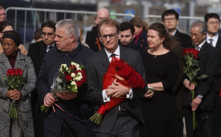 القائم بالأعمال البريطاني في روسيا توم دود إلى جانب سفراء آخرين جانب من مراسم أقيمت في موسكو حدادا على ضحايا الهجوم الإرهابي