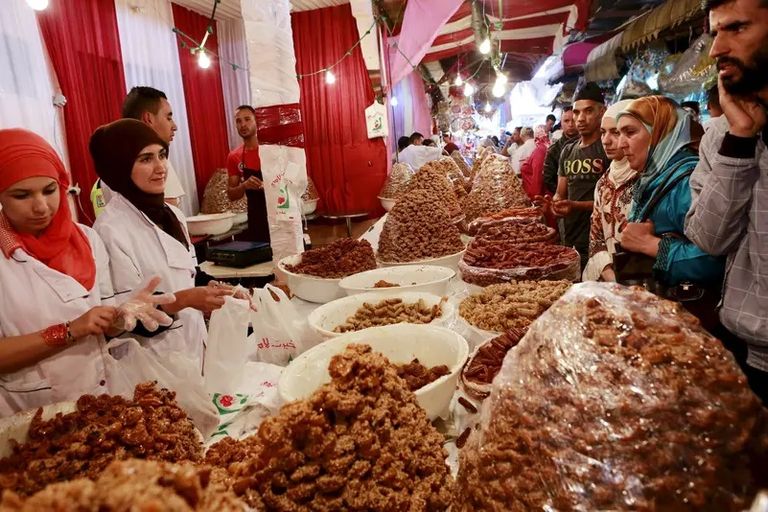 مواطنون في أحد الأسواق المغربية