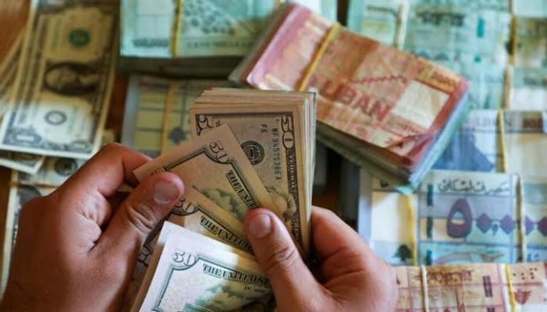 بعض فئات العملة اللبنانية والأمريكية - أرشيفية