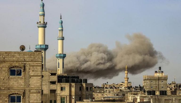 دخان يتصاعد بعد ضربة إسرائيلية على رفح