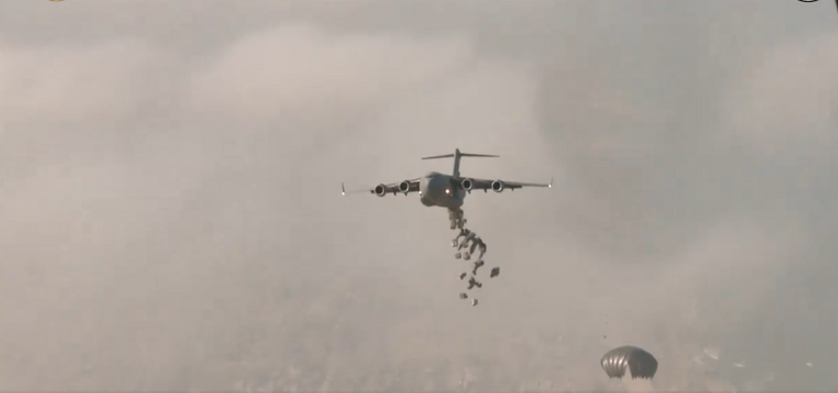 جانب من المساعدات داخل الطائرة قبل عملية الإسقاط