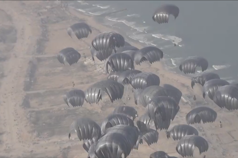 جانب من المساعدات داخل الطائرة قبل عملية الإسقاط