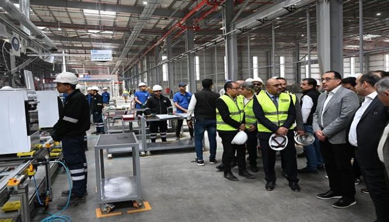 رئيس الوزراء المصري مصطفى مدبولي خلال جولة تفقدية في مصنع بيكو مصر