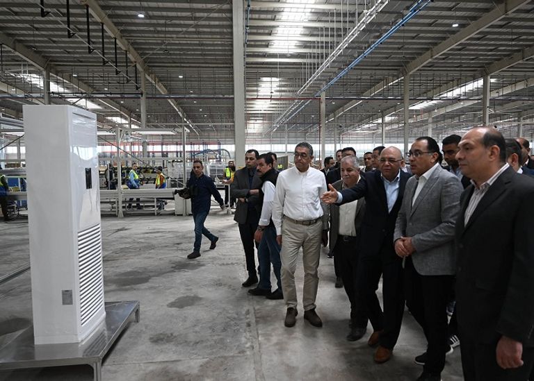 رئيس الوزراء المصري مصطفى مدبولي خلال جولة تفقدية في مصنع بيكو مصر