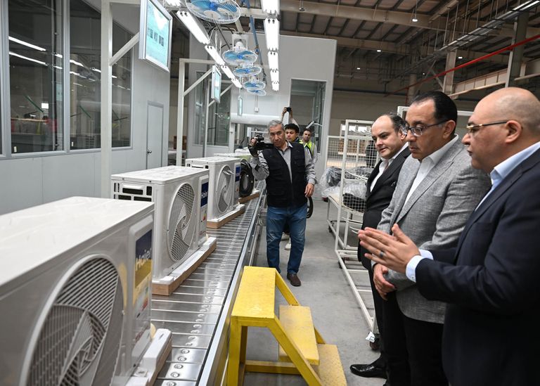 رئيس الوزراء المصري مصطفى مدبولي خلال جولة تفقدية في مصنع بيكو مصر