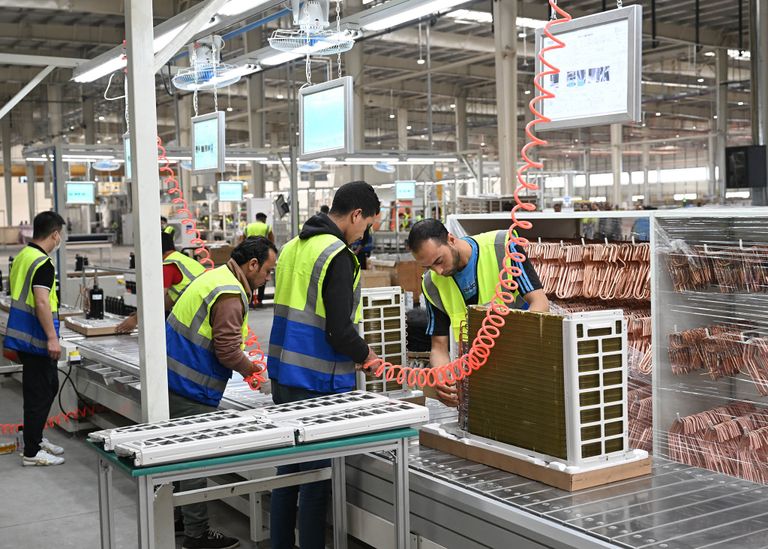 رئيس الوزراء المصري مصطفى مدبولي خلال جولة تفقدية في مصنع بيكو مصر