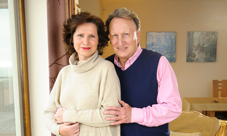 نيل وارنوك وزوجته فرحة داني باترفيلد