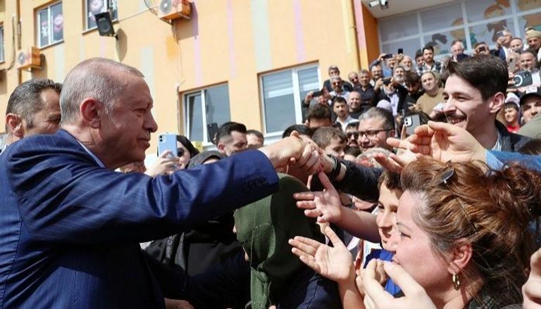 الرئيس التركي رجب طيب أردوغان متوجها للجنة الانتخابية