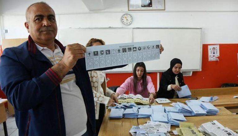 مكتب اقتراع في تركيا حيث تجري عمليات فرز الأصوات في انتخابات المحليات
