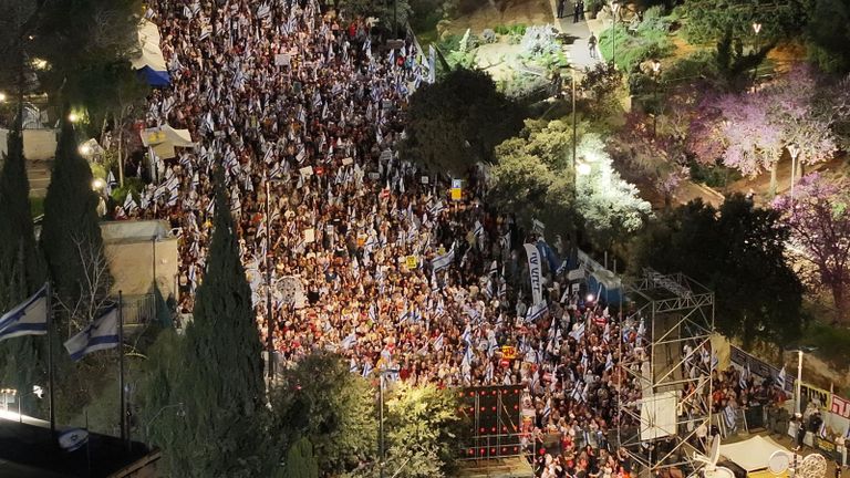 مظاهرات حاشدة في القدس الغربية تطالب بإقصاء نتنياهو