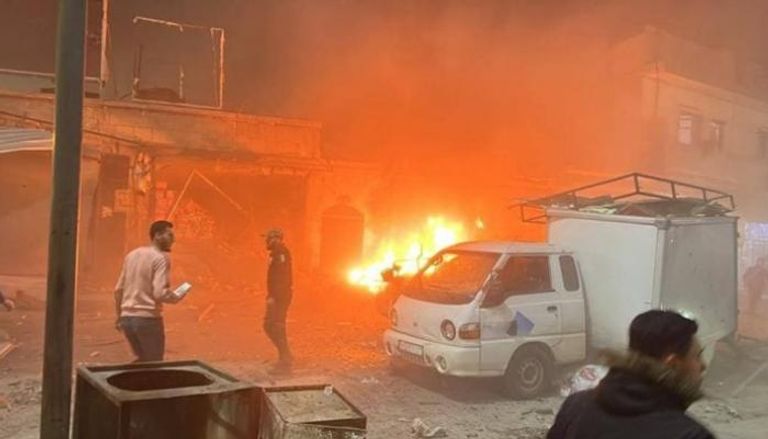 اشتعال النيران جراء انفجار سيارة في حلب بسوريا 