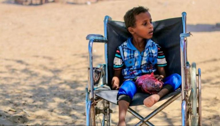 طفل يمني على مقعده المتحرك بعد إصابته بلغم حوثي في الحديدة - العين الإخبارية