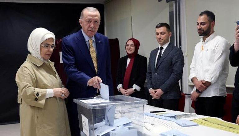 أردوغان يدلي بصوته في الانتخابات - رويترز