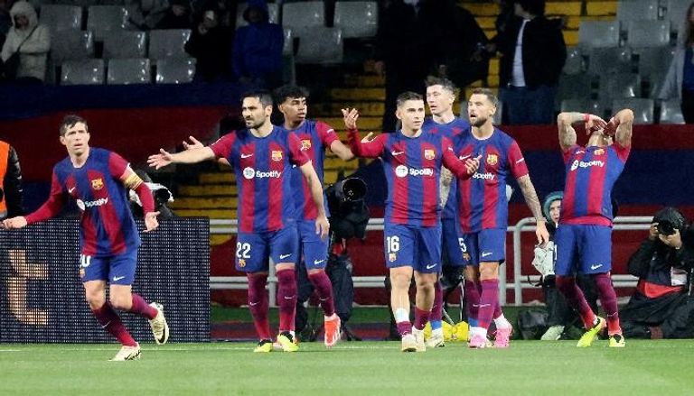 اشتباك إينيغو مارتينيز مدافع برشلونة مع المشجع