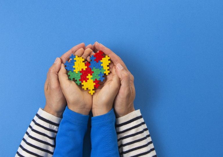 طفل يعاني من التوحد