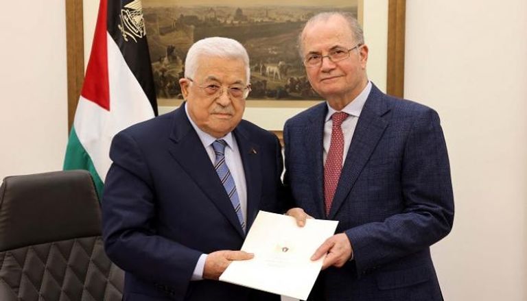 الرئيس الفلسطيني محمود عباس ومحمد مصطفى رئيس الحكومة - رويترز