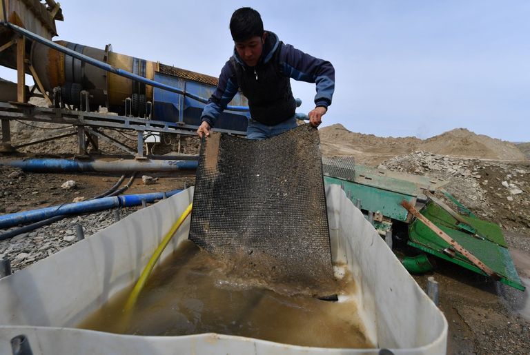 قطعة من الذهب في يد منقب بأوزبكستان - AFP