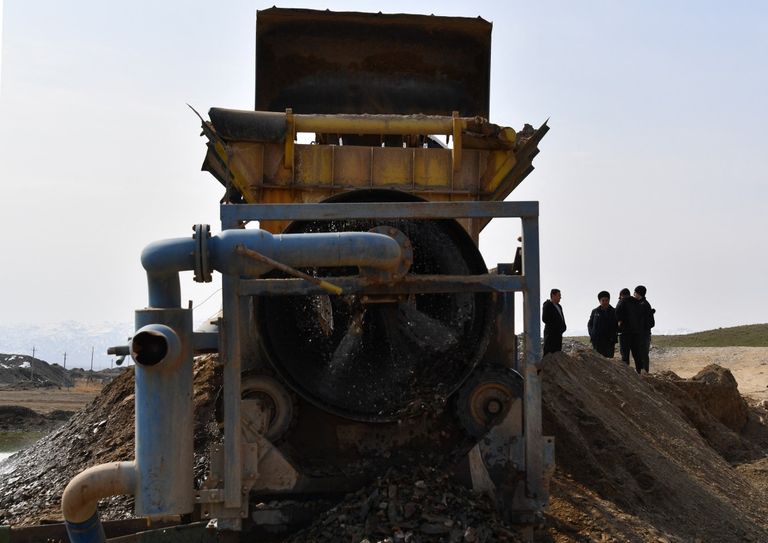 قطعة من الذهب في يد منقب بأوزبكستان - AFP