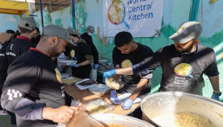 جانب من عمليات إعداد الطعام للنازحين الفلسطينيين