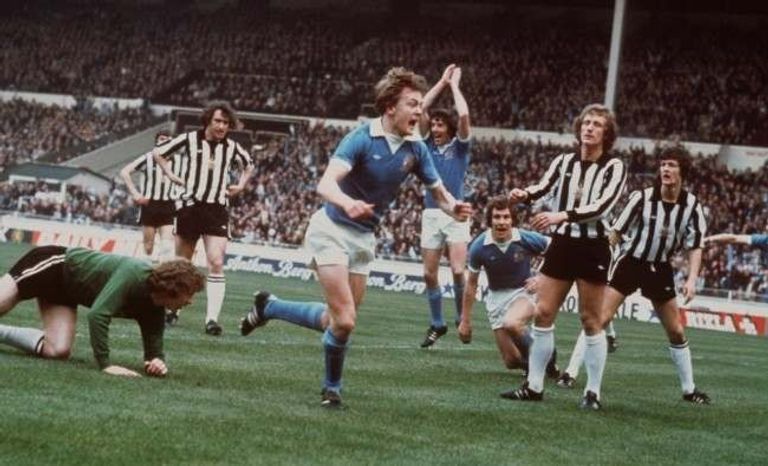 مانشستر سيتي ونيوكاسل مانشستر سيتي بطل كأس الاتحاد الإنجليزي 2011