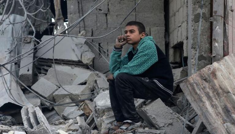  طفل فلسطيني وسط أنقاض منزل مدمر في رفح