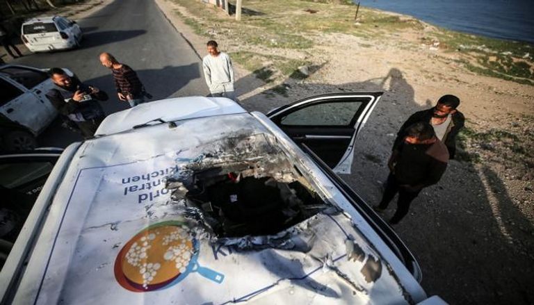 آثار القصف الإسرائيلي على سيارة المنظمة