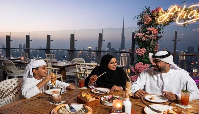 أسرة إماراتية أثناء تناول الطعام بأحد مطاعم دبي