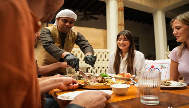 أسرة إماراتية أثناء تناول الطعام بأحد مطاعم دبي