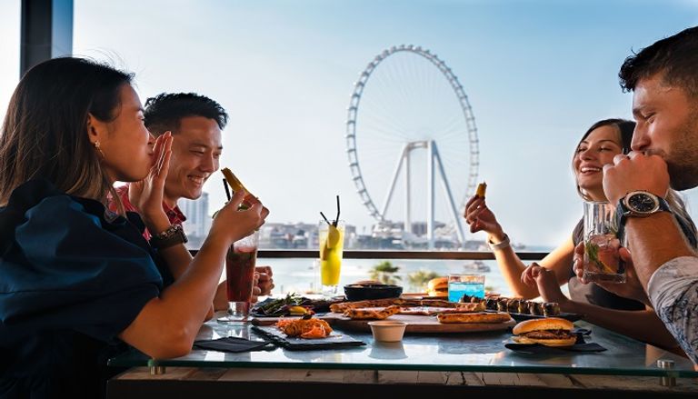 أسرة إماراتية أثناء تناول الطعام بأحد مطاعم دبي