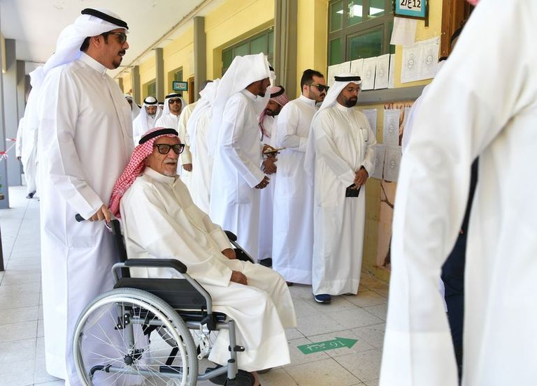 مواطن كويتي يدلي بصوته في الانتخابات
