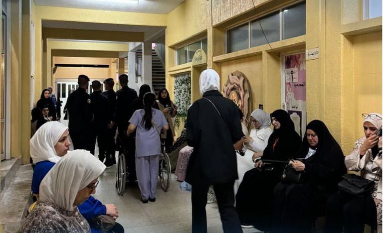 مواطن كويتي يدلي بصوته في الانتخابات