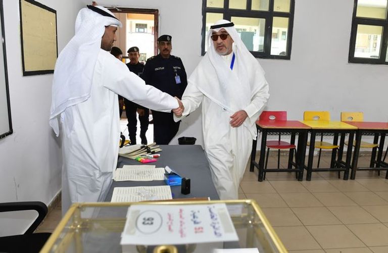 مواطن كويتي يدلي بصوته في الانتخابات