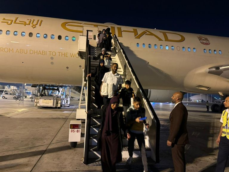 رجال الإسعاف ينقلون طفلا فلسطينيا لدى وصوله إلى أبوظبي