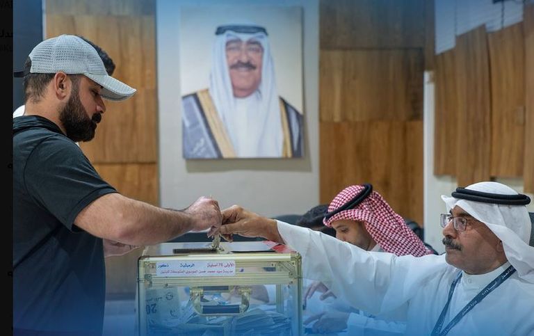 ناخب كويتي يدلي بصوته