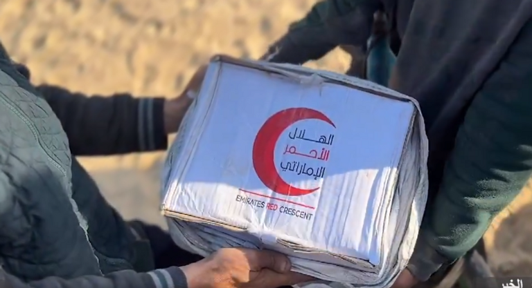 جانب من عملية إسقاط المساعدات