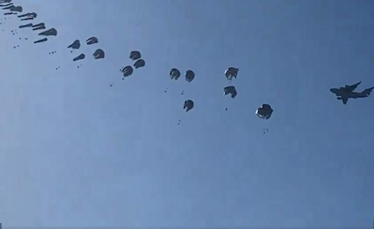 جانب من عملية إسقاط المساعدات