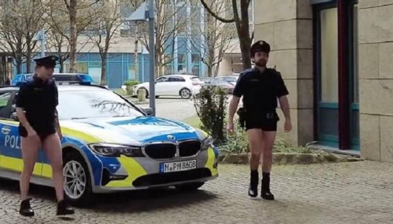 شرطيان بالملابس الداخلية